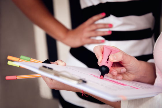 Surligneur STABILO NEONFilet de 4 surligneurs 1 jaune + 1 vert + 1 orange + 1 rose 72/4-1 – Image 7