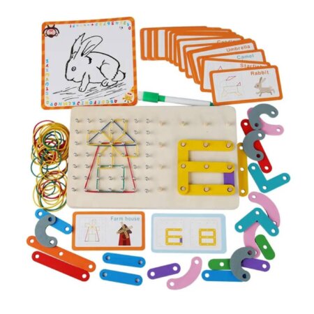 Contenu complet du Jeu 3-en-1 : tableau à clous en bois, pièces articulées, élastiques, cartes modèles et feutre effaçable.