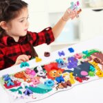 Enfant jouant avec le Puzzle Alphabet Animaux Bois, tenant une lettre. Excellent pour la motricité fine.