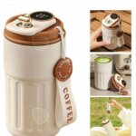 Un mug isotherme de couleur crème et marron avec un affichage numérique de la température sur le couvercle