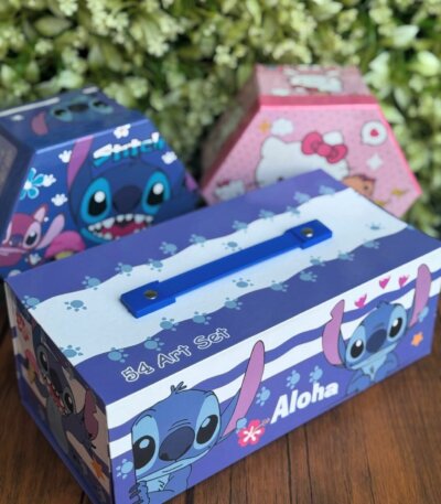 Cette mallette est un kit de dessin Disney Stitch de 54 pièces conçu pour les activités artistiques des enfants.