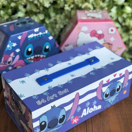 Cette mallette est un kit de dessin Disney Stitch de 54 pièces conçu pour les activités artistiques des enfants.