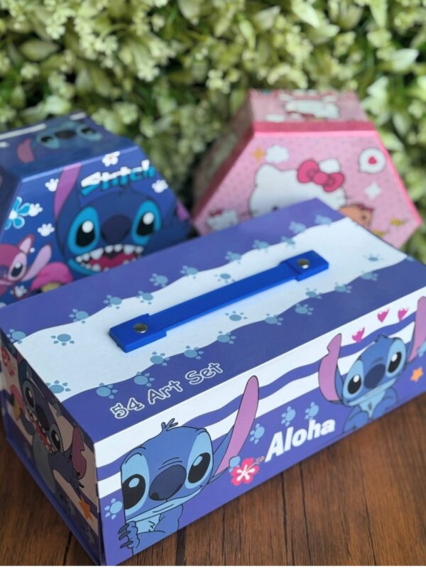 Cette mallette est un kit de dessin Disney Stitch de 54 pièces conçu pour les activités artistiques des enfants.