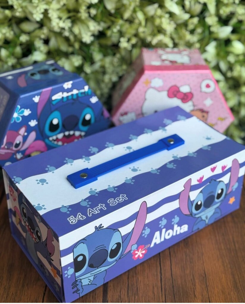 Cette mallette est un kit de dessin Disney Stitch de 54 pièces conçu pour les activités artistiques des enfants.