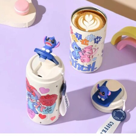 gourde isotherme blanc décoré de Stitch avec figurine 3D sur le couvercle, illustrations colorées et sangle, posé sur un fond pastel avec une tasse de café.