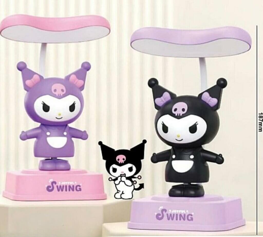 Deux lampes de bureau en forme de figurines Kuromi oscillantes sur des socles "Joyful Swing". À gauche, une version violette sur socle rose ; à droite, une version noire sur socle violet. Chaque figurine mesure 187 mm de hauteur et possède un abat-jour plat de couleur assortie au-dessus de sa tête.