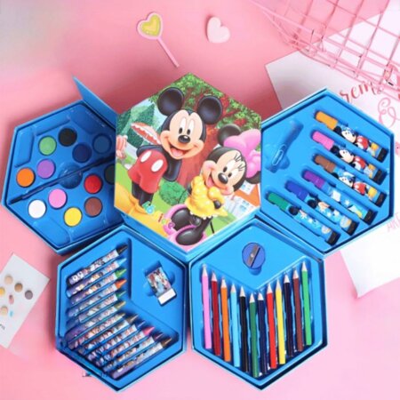 Coffret artistique hexagonal bleu à quatre niveaux ouvert sur un fond rose, décoré de Mickey et Minnie Mouse. Le kit contient 46 pièces incluant des crayons de couleur, des pastels à la cire, des feutres, des peintures à l'eau, un pinceau, une gomme et un taille-crayon