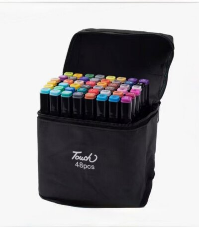 Ces marqueurs sont généralement des feutres à double pointe (une pointe fine et une pointe large biseautée) utilisés pour le dessin, l'illustration et le coloriage.