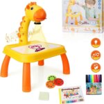 Table de dessin enfant jaune et orange en forme de girafe avec projecteur lumineux, feutres, disques d’images et carnet de coloriage inclus.