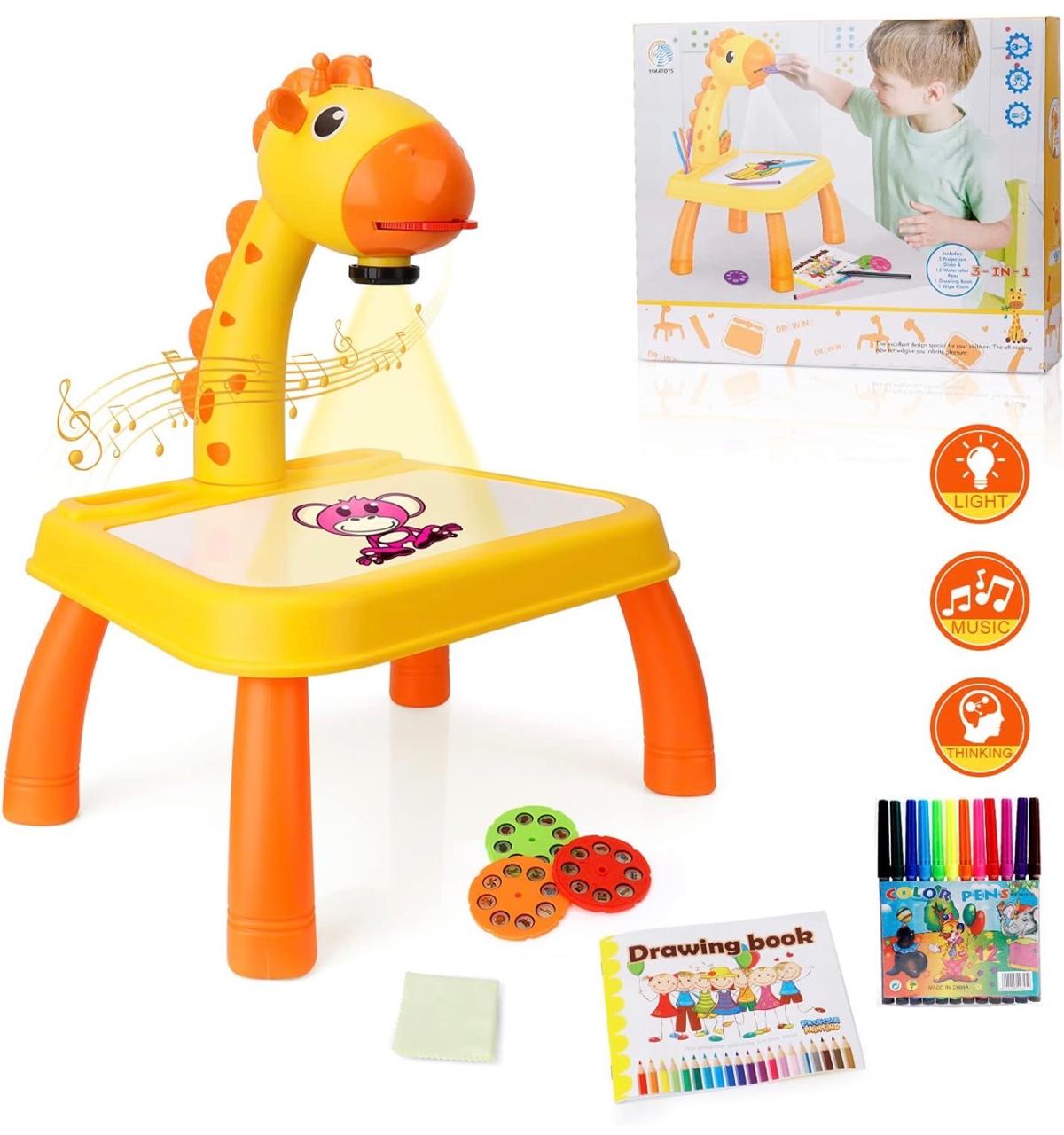 Table de dessin enfant jaune et orange en forme de girafe avec projecteur lumineux, feutres, disques d’images et carnet de coloriage inclus.