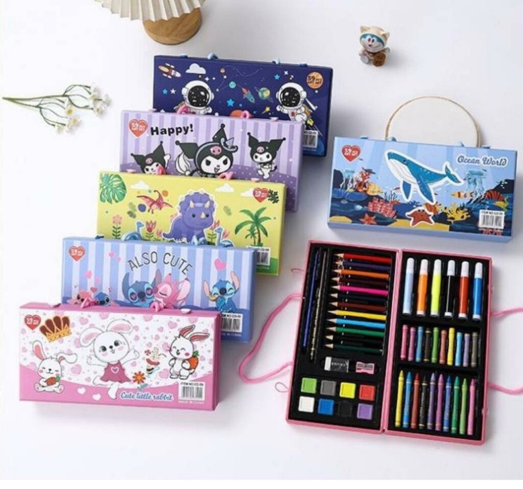 Mallette de dessin pour enfant avec crayons de couleur, feutres, crayons cire, peinture et accessoires, présentée dans un coffret coloré à motifs cartoon.