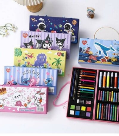 Mallette de dessin pour enfant avec crayons de couleur, feutres, crayons cire, peinture et accessoires, présentée dans un coffret coloré à motifs cartoon.