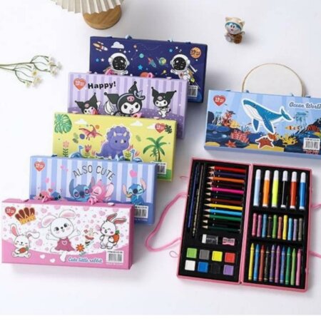 Mallette de dessin pour enfant avec crayons de couleur, feutres, crayons cire, peinture et accessoires, présentée dans un coffret coloré à motifs cartoon.
