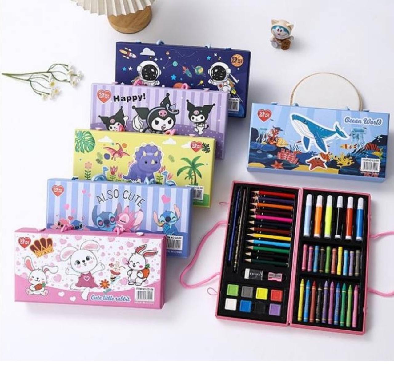 Mallette de dessin pour enfant avec crayons de couleur, feutres, crayons cire, peinture et accessoires, présentée dans un coffret coloré à motifs cartoon.