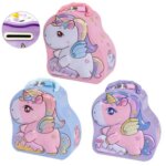 Valisette pour enfant en forme de licorne, disponible en rose, bleu et violet, avec poignée et fermeture métallique.