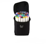 Une trousse de transport noire, ouverte et zippée, remplie de 36 feutres marqueurs à alcool de la marque Touch