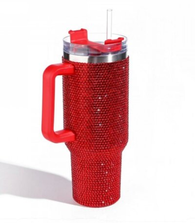 "Mug de voyage 1,2L en acier inoxydable avec revêtement intégral en cristaux rouges et poignée ergonomique."