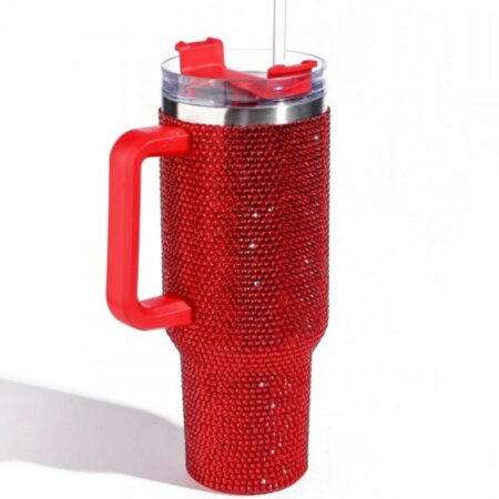 "Mug de voyage 1,2L en acier inoxydable avec revêtement intégral en cristaux rouges et poignée ergonomique."