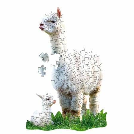 Puzzle en forme de lama blanc avec son bébé, composé de 100 pièces, posé sur de l’herbe verte.