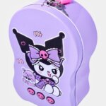 Tirelire violette pour enfant avec illustration du personnage Kuromi, emballée dans un sachet plastique transparent et tenue à la main en magasin