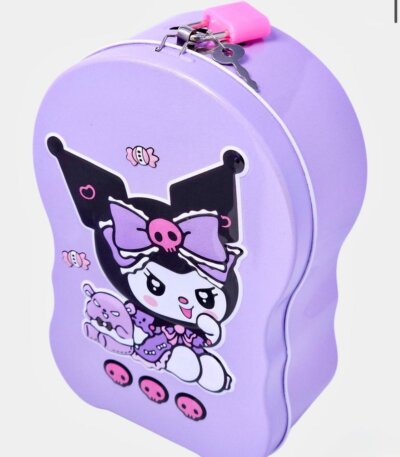 Tirelire violette pour enfant avec illustration du personnage Kuromi, emballée dans un sachet plastique transparent et tenue à la main en magasin