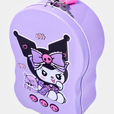 Tirelire violette pour enfant avec illustration du personnage Kuromi, emballée dans un sachet plastique transparent et tenue à la main en magasin