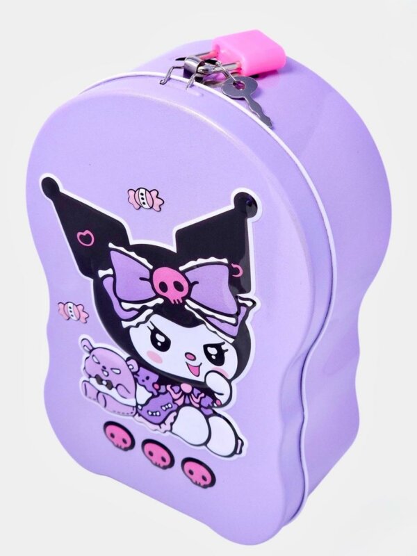 Tirelire violette pour enfant avec illustration du personnage Kuromi, emballée dans un sachet plastique transparent et tenue à la main en magasin