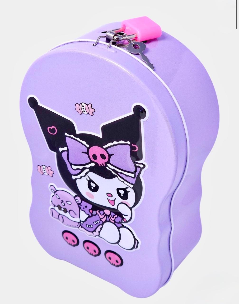 Tirelire violette pour enfant avec illustration du personnage Kuromi, emballée dans un sachet plastique transparent et tenue à la main en magasin