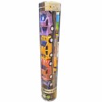 Vue d'un emballage cylindrique en plastique transparent contenant quatre voitures de sport miniatures empilées à la verticale. Les véhicules sont de couleurs violette, dorée, rouge orangé et bleue.