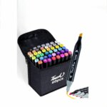 Une trousse de transport noire ouverte contenant un ensemble organisé de 60 feutres marqueurs à alcool "Touch Han" multicolores