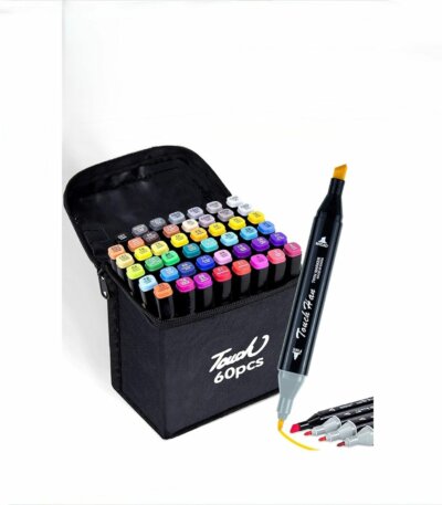 Une trousse de transport noire ouverte contenant un ensemble organisé de 60 feutres marqueurs à alcool "Touch Han" multicolores
