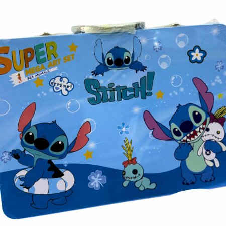 Vue de face d'une mallette de dessin bleue sous emballage plastique, illustrée avec le personnage Stitch