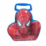 Image d'une tirelire en métal en forme de buste de Spider-Man. Le personnage est représenté de face avec son masque rouge aux motifs de toile d'araignée noire et ses grands yeux blancs. L'objet possède une poignée en plastique bleu sur le sommet.