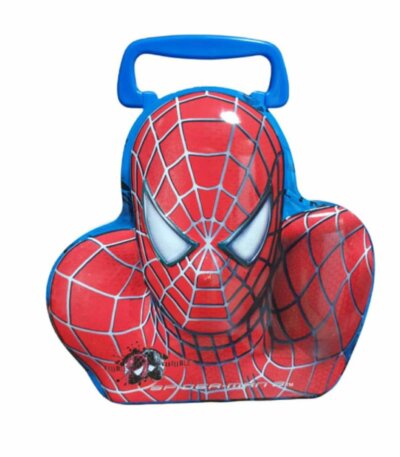 Image d'une tirelire en métal en forme de buste de Spider-Man. Le personnage est représenté de face avec son masque rouge aux motifs de toile d'araignée noire et ses grands yeux blancs. L'objet possède une poignée en plastique bleu sur le sommet.