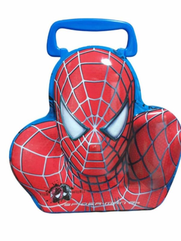 Image d'une tirelire en métal en forme de buste de Spider-Man. Le personnage est représenté de face avec son masque rouge aux motifs de toile d'araignée noire et ses grands yeux blancs. L'objet possède une poignée en plastique bleu sur le sommet.