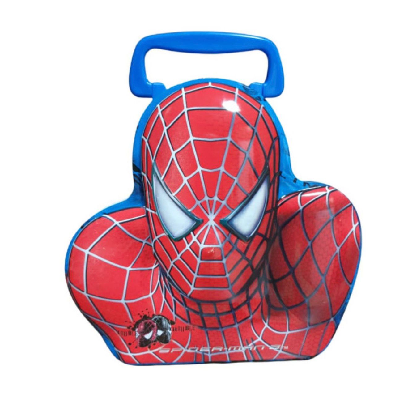 Image d'une tirelire en métal en forme de buste de Spider-Man. Le personnage est représenté de face avec son masque rouge aux motifs de toile d'araignée noire et ses grands yeux blancs. L'objet possède une poignée en plastique bleu sur le sommet.