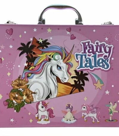 Valise rose de rangement pour enfants illustrée d'une grande licorne à crinière arc-en-ciel. L'illustration centrale est de style tropical avec des palmiers et des fleurs d'hibiscus dorées.