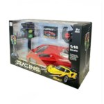 Boîte d'emballage d'une voiture de course télécommandée rouge à l'échelle 1:16 de la marque Skidz RC. Le coffret comprend la voiture de sport, une télécommande noire avec des boutons rouges, et deux modèles de feux de signalisation routière. Le design de l'emballage est noir avec l'inscription 'RACING' en lettres stylisées et indique un âge recommandé de 3 ans et plus."