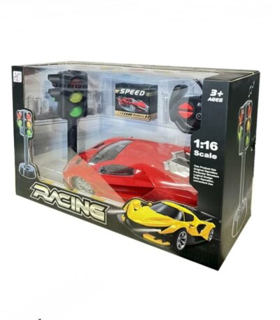 Boîte d'emballage d'une voiture de course télécommandée rouge à l'échelle 1:16 de la marque Skidz RC. Le coffret comprend la voiture de sport, une télécommande noire avec des boutons rouges, et deux modèles de feux de signalisation routière. Le design de l'emballage est noir avec l'inscription 'RACING' en lettres stylisées et indique un âge recommandé de 3 ans et plus."