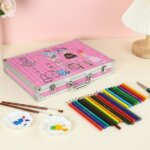 Coffret artistique en aluminium rose décoré d'illustrations de personnages, posé sur une table à côté d'une rangée de crayons de couleur, de pinceaux et de palettes de peinture