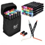 Set de 24 feutres Touch Coco double pointe dans un étui noir, présentant une large gamme de couleurs numérotées, avec deux feutres posés à côté montrant leurs pointes fine et biseautée, et un trait orange dessiné à côté.