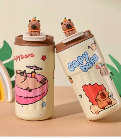 Deux bouteilles isothermes beiges illustrées de capybaras rigolos, avec une petite figurine de capybara en relief sur le couvercle.