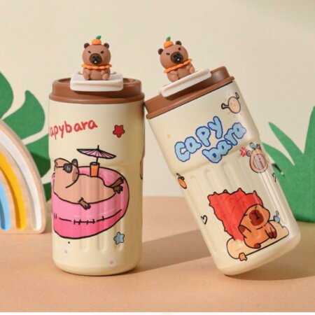 Deux bouteilles isothermes beiges illustrées de capybaras rigolos, avec une petite figurine de capybara en relief sur le couvercle.