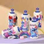 Gourdes blanches pour enfants décorées de Stitch avec figurine 3D sur le bouchon, illustrations colorées et sangle de transport, posées sur un décor pastel.