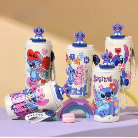 Gourdes blanches pour enfants décorées de Stitch avec figurine 3D sur le bouchon, illustrations colorées et sangle de transport, posées sur un décor pastel.