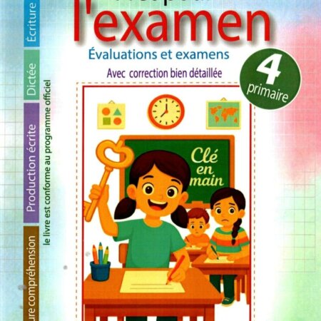 Couverture d’un manuel scolaire « Clé en main – Prêt pour l’examen » pour la 4e primaire, montrant une élève souriante tenant une grande clé en forme de cœur et écrivant à son bureau, avec deux autres élèves derrière elle dans une salle de classe
