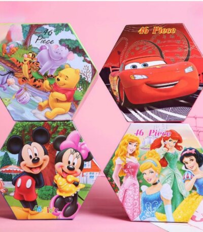Boîte d'art hexagonale rouge de 46 pièces sur le thème de Disney Cars, illustrée avec le personnage Flash McQueen et un compteur de vitesse en arrière-plan.