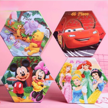 Boîte d'art hexagonale rouge de 46 pièces sur le thème de Disney Cars, illustrée avec le personnage Flash McQueen et un compteur de vitesse en arrière-plan.