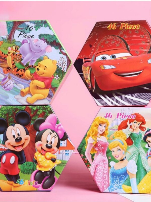 Boîte d'art hexagonale rouge de 46 pièces sur le thème de Disney Cars, illustrée avec le personnage Flash McQueen et un compteur de vitesse en arrière-plan.