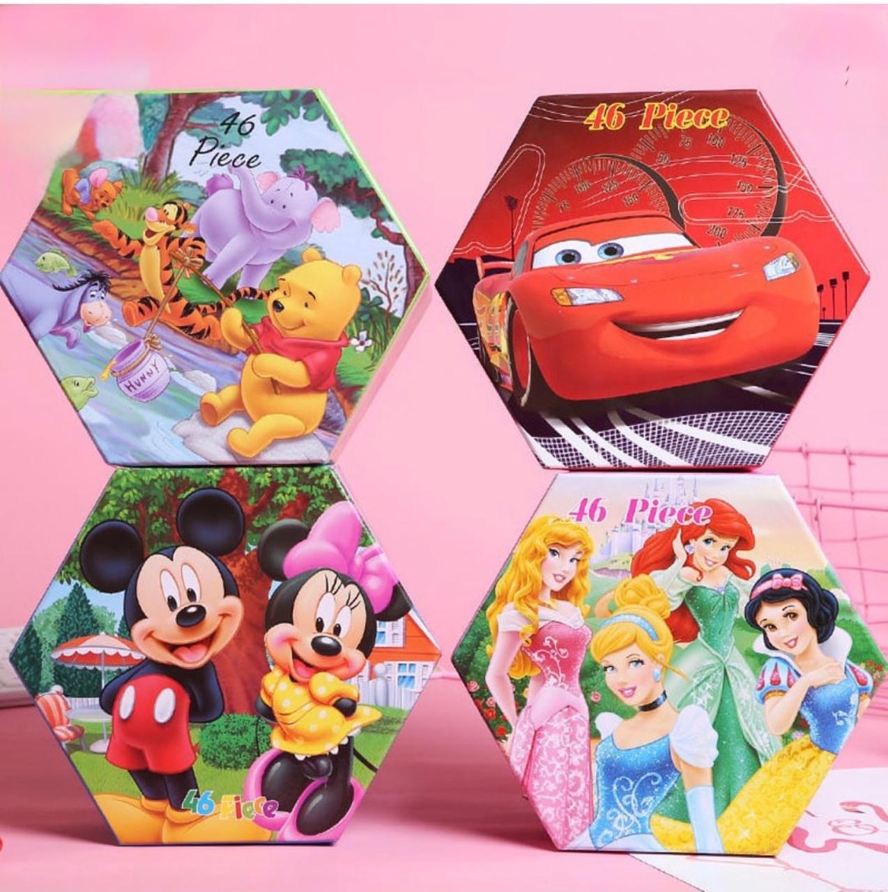 Boîte d'art hexagonale rouge de 46 pièces sur le thème de Disney Cars, illustrée avec le personnage Flash McQueen et un compteur de vitesse en arrière-plan.